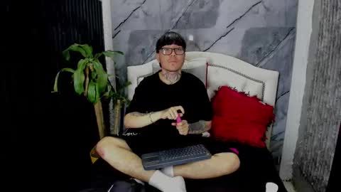 Snapshot of noah_west18 chatting on December 2025 07:42:02 PM NOAH online show from December 2025 07:42:02 PM