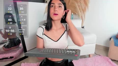 Snapshot of noami_rose chatting on November 2025 01:48:02 AM Noami Rose online show from November 2025 01:48:02 AM