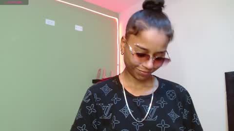 Snapshot of noha_thomson chatting on January 2025 08:43:02 PM Noha Thomson online show from January 2025 08:43:02 PM