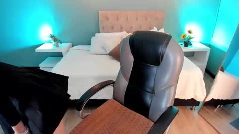 Snapshot of nora_vennucci chatting on November 2025 06:08:01 PM Nora online show from November 2025 06:08:01 PM