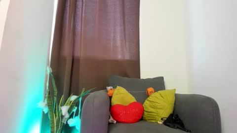 Nia online show from November 2025 10:01:01 PM