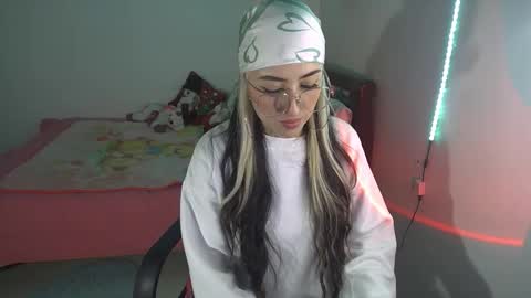 Snapshot of nymph_frida chatting on November 2025 05:29:02 AM Frida online show from November 2025 05:29:02 AM