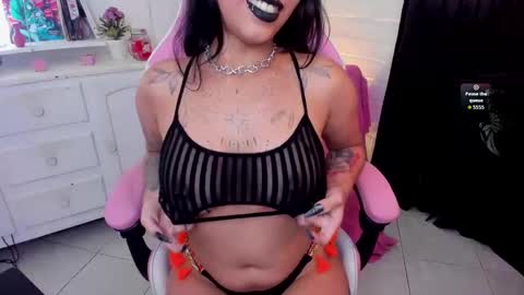 Snapshot of nyx_blackmoon chatting on October 2025 04:26:01 PM Nyx BlackMoon online show from October 2025 04:26:01 PM