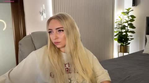 Snapshot of ohmyemma chatting on November 2025 01:55:02 AM Emma online show from November 2025 01:55:02 AM