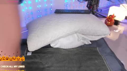 ohyesly_ online show from October 2025 10:47:02 AM