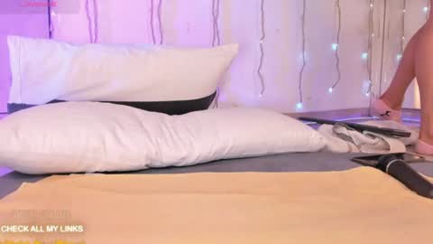 ohyesly_ online show from June 2026 03:05:02 PM