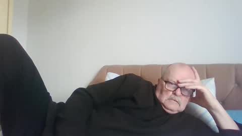 oldfkr69 online show from February 2026 10:58:01 AM