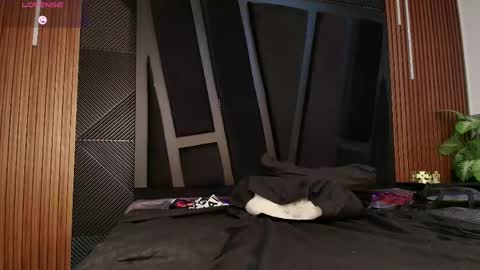 OLIVER LAURENT online show from April 2026 01:42:02 AM