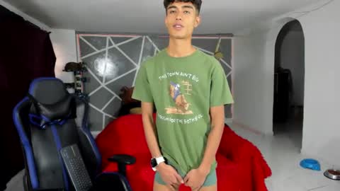 Snapshot of oliverhot2005 chatting on January 2025 06:25:01 PM oliverhot2005 online show from January 2025 06:25:01 PM