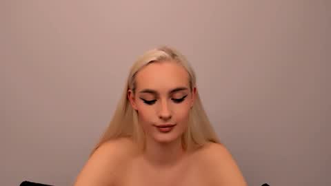 oliviaBeauty online show from November 2025 07:41:02 PM