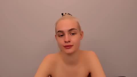 oliviaBeauty online show from December 2025 07:33:02 PM