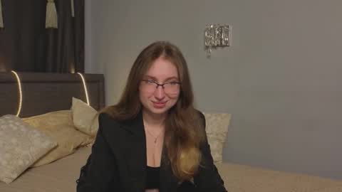 Snapshot of oliviavele chatting on September 2025 06:32:02 PM Kylie online show from September 2025 06:32:02 PM