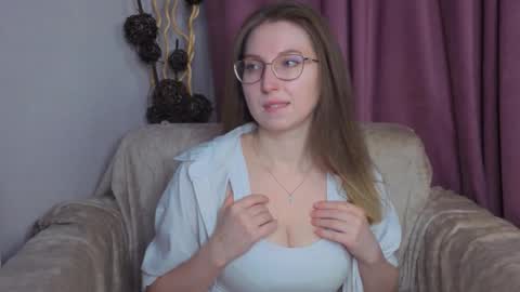 Snapshot of oliviavele chatting on November 2025 06:29:01 PM Kylie online show from November 2025 06:29:01 PM