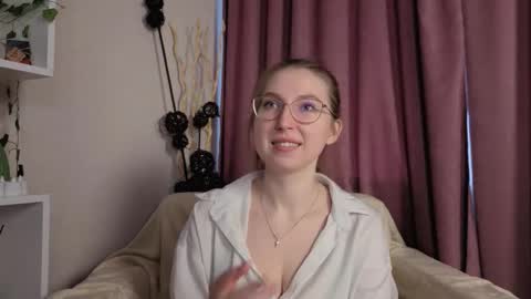 Snapshot of oliviavele chatting on December 2025 09:18:01 AM Kylie online show from December 2025 09:18:01 AM