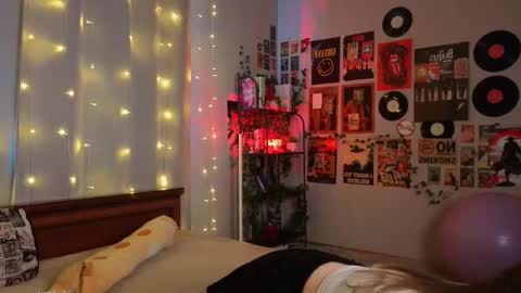 Snapshot of oliviavele chatting on December 2025 10:24:02 AM Kylie online show from December 2025 10:24:02 AM