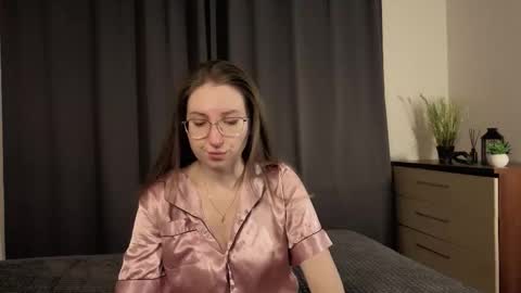 Snapshot of oliviavele chatting on December 2025 06:45:01 PM Kylie online show from December 2025 06:45:01 PM