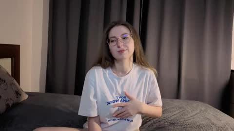 Snapshot of oliviavele chatting on December 2025 06:14:01 PM Kylie online show from December 2025 06:14:01 PM