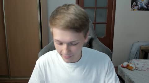 Snapshot of olvr_zoolander chatting on October 2025 10:19:02 PM Oliver and Mira online show from October 2025 10:19:02 PM