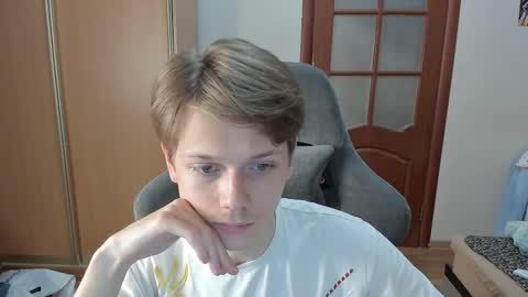 Snapshot of olvr_zoolander chatting on December 2025 09:43:02 PM Oliver and Mira online show from December 2025 09:43:02 PM