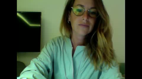 olyra11 online show from October 2025 09:42:01 PM
