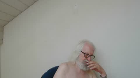 Snapshot of onanister chatting on July 2026 07:02:02 AM Somewhere over the rainbow online show from July 2026 07:02:02 AM