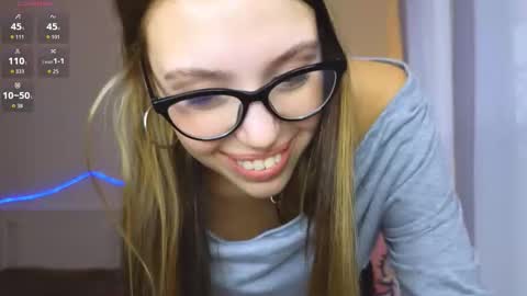 Snapshot of oopsiekitten chatting on October 2025 08:55:01 AM Alice online show from October 2025 08:55:01 AM