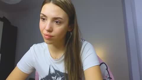 Snapshot of oopsiekitten chatting on October 2025 09:32:02 AM Alice online show from October 2025 09:32:02 AM