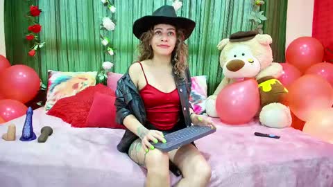 Snapshot of oriana_thomson2 chatting on February 2025 10:04:02 PM Oriana online show from February 2025 10:04:02 PM