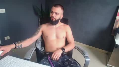Snapshot of oscarwills chatting on June 2026 04:28:01 AM OscarWills online show from June 2026 04:28:01 AM