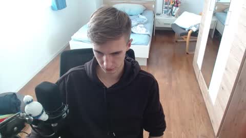 Snapshot of overkneebabe chatting on October 2025 11:33:02 AM OverkneeBabe online show from October 2025 11:33:02 AM