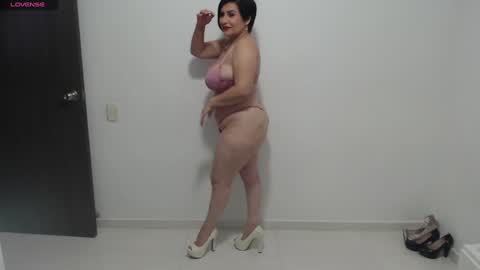 Snapshot of paola_williams chatting on December 2024 09:09:01 PM Paola Williams online show from December 2024 09:09:01 PM