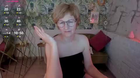 Snapshot of paris_cherry chatting on August 2026 06:10:01 PM Paris online show from August 2026 06:10:01 PM