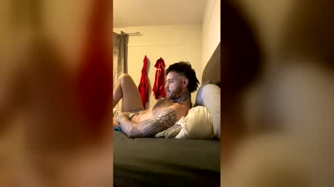 parkertom525 online show from April 2026 10:47:02 PM