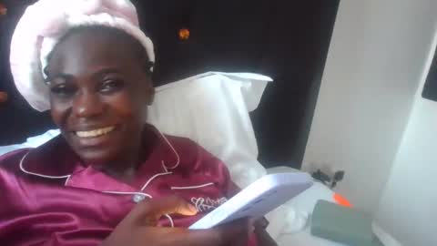 Snapshot of passionate_hawa chatting on December 2025 06:41:01 AM Evvie online show from December 2025 06:41:01 AM