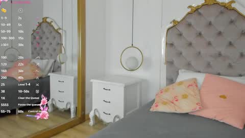 paulina lux online show from April 2026 02:11:01 PM