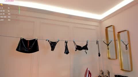 Paulina Santos  online show from April 2026 07:30:02 PM