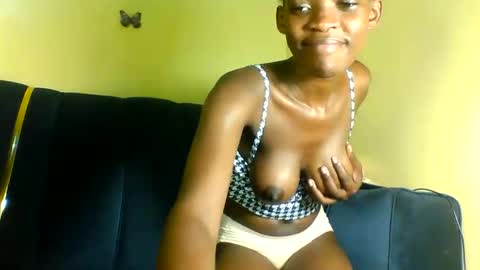 Snapshot of peachy_mummie chatting on November 2025 07:38:01 PM peachie online show from November 2025 07:38:01 PM