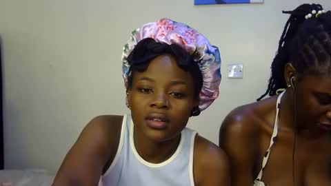 Snapshot of pearl_velvet chatting on November 2025 08:01:01 PM vel online show from November 2025 08:01:01 PM