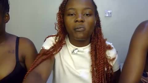 Snapshot of pearl_velvet chatting on December 2025 06:37:02 PM vel online show from December 2025 06:37:02 PM