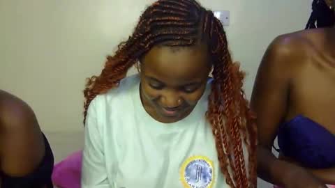 Snapshot of pearl_velvet chatting on December 2025 07:21:02 PM vel online show from December 2025 07:21:02 PM