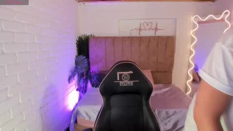 penelope online show from November 2025 03:05:01 AM