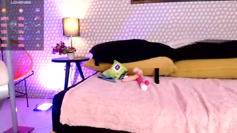 Snapshot of penelopee_28 chatting on April 2026 04:26:02 AM Penelope Lets get to 100 hands up online show from April 2026 04:26:02 AM