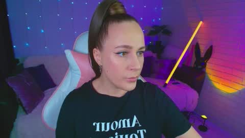 Dia  online show from December 2025 02:28:01 AM