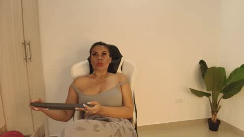 Snapshot of perla_milf4u chatting on November 2025 09:58:01 PM PERLA online show from November 2025 09:58:01 PM