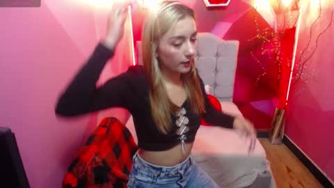 PERLA RED online show from March 2025 12:01:01 PM