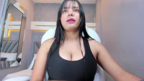 Snapshot of perlaevansx chatting on February 2025 02:28:02 AM PERLA online show from February 2025 02:28:02 AM