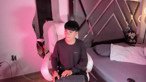 Snapshot of peter_chase chatting on September 2025 06:31:02 PM Peter online show from September 2025 06:31:02 PM