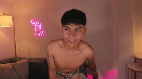 Snapshot of peter_chase chatting on November 2025 06:40:01 PM Peter online show from November 2025 06:40:01 PM