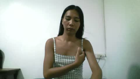 Snapshot of petite_dicklover chatting on June 2026 06:00:01 AM Yuriee online show from June 2026 06:00:01 AM
