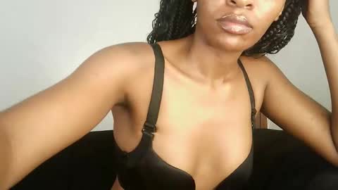 Snapshot of petite_jenn_ chatting on February 2026 03:39:01 PM mimi online show from February 2026 03:39:01 PM